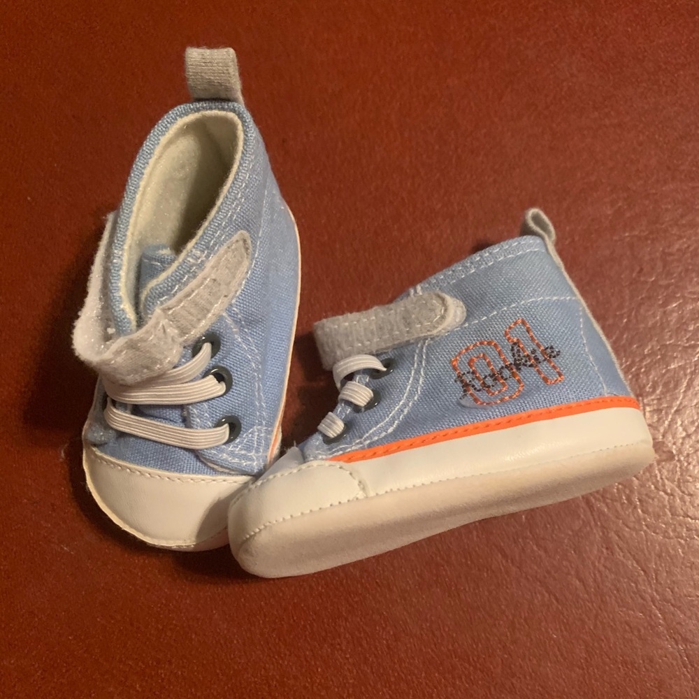 Baby converses
